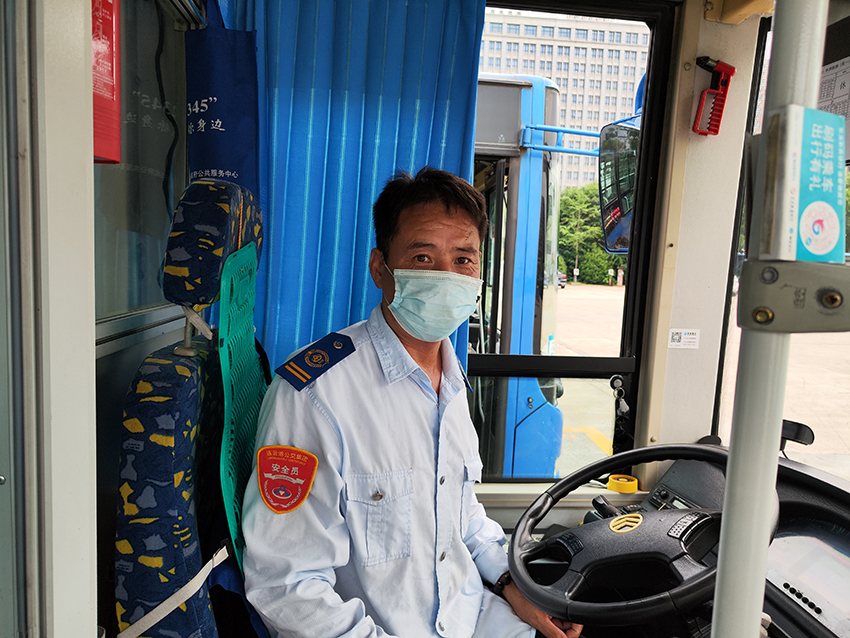 公交集團快速公交事業部工作人員協力幫老人找到重要的“包”