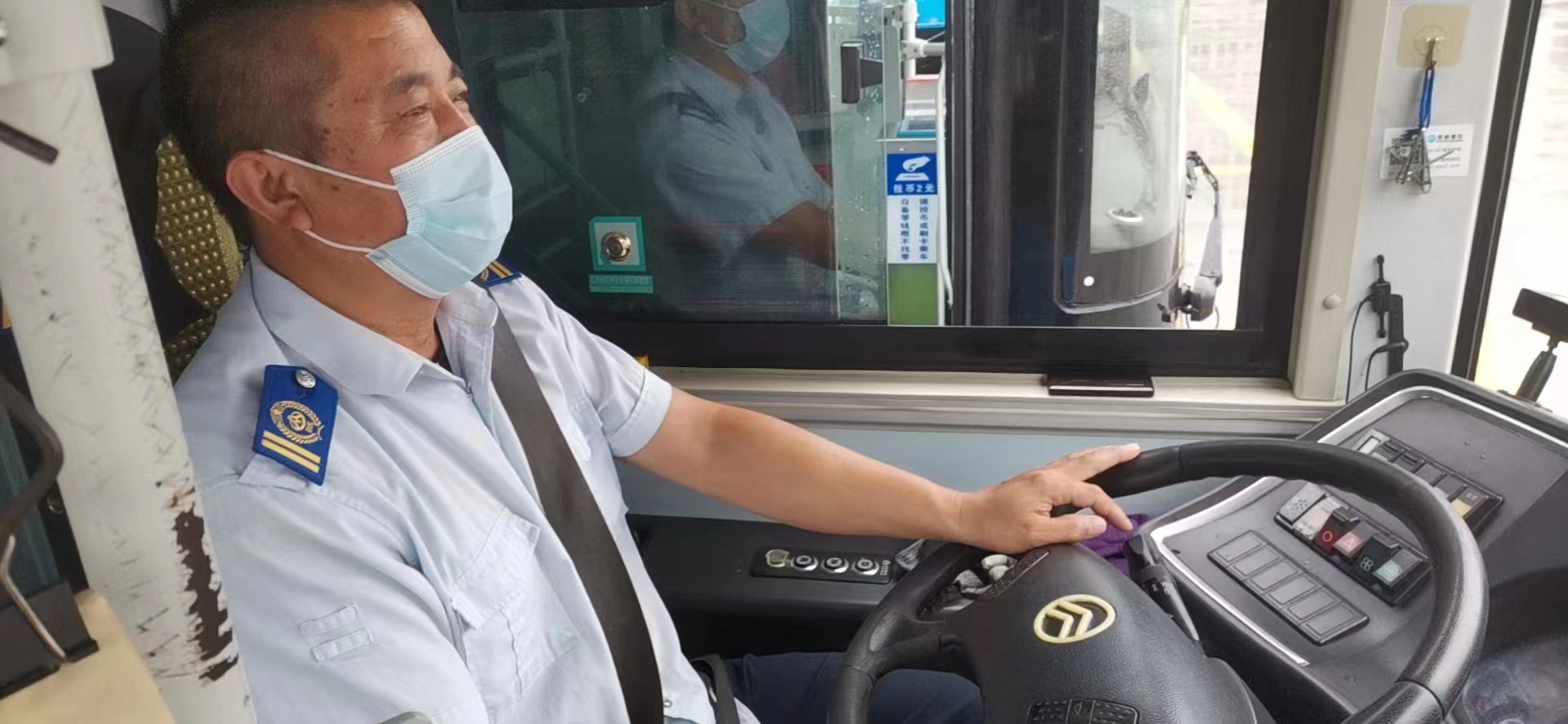 公交事業一部15路駕駛員劉永桃拾金不昧受表揚