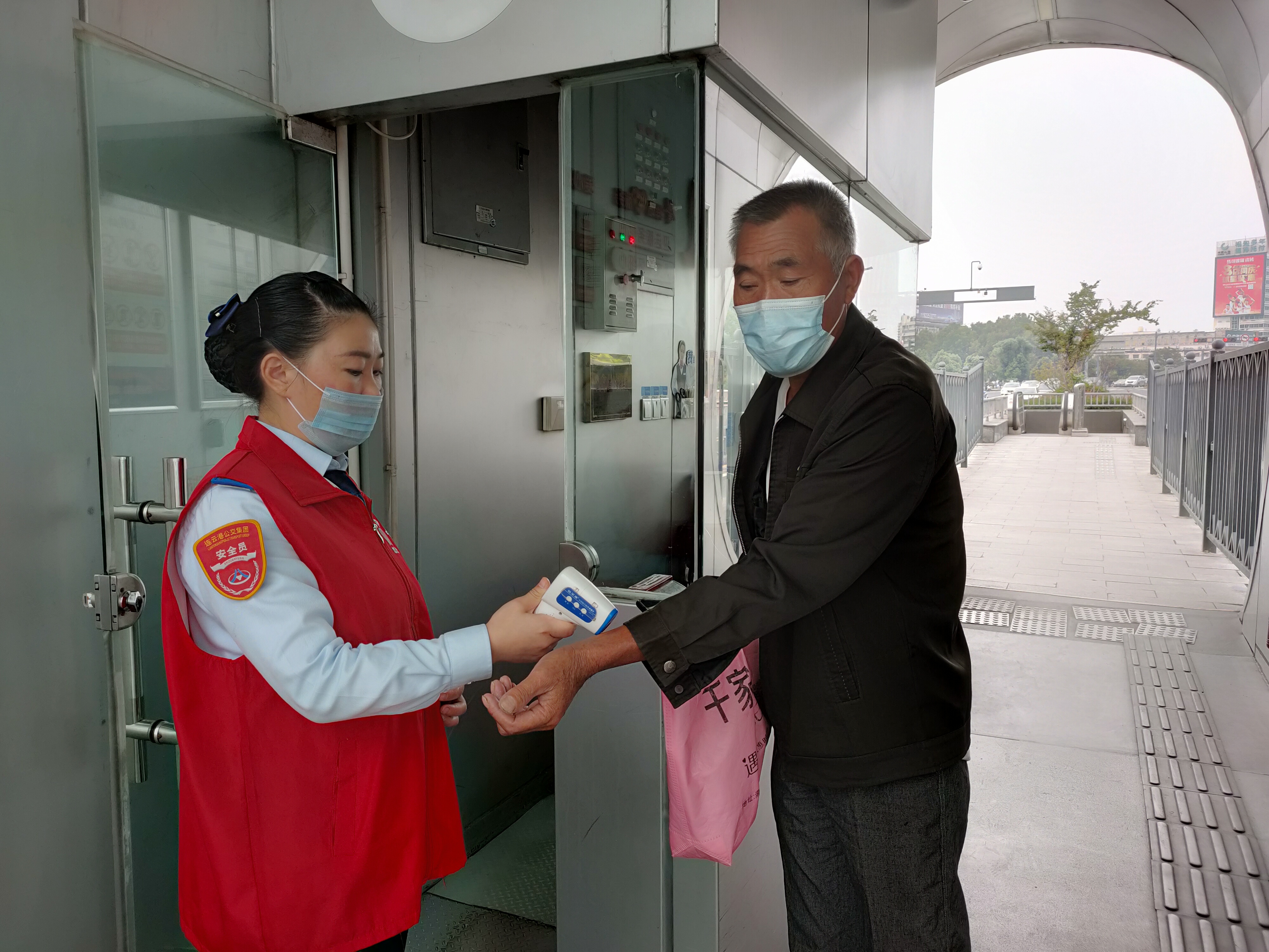 快速公交事業部站務員霍娟幫助乘客獲稱贊