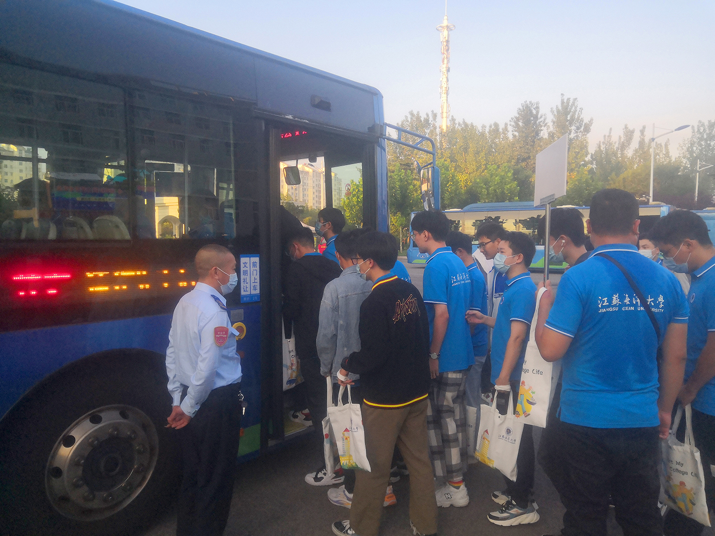 快速公交事業部完成海洋大學定制公交任務