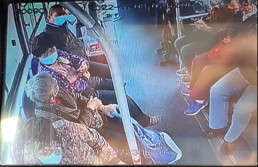 公交集團(tuán)公交事業(yè)一部15路駕駛員 熱情服務(wù)受稱贊 老年乘客車(chē)內(nèi)頌詩(shī)表?yè)P(yáng)