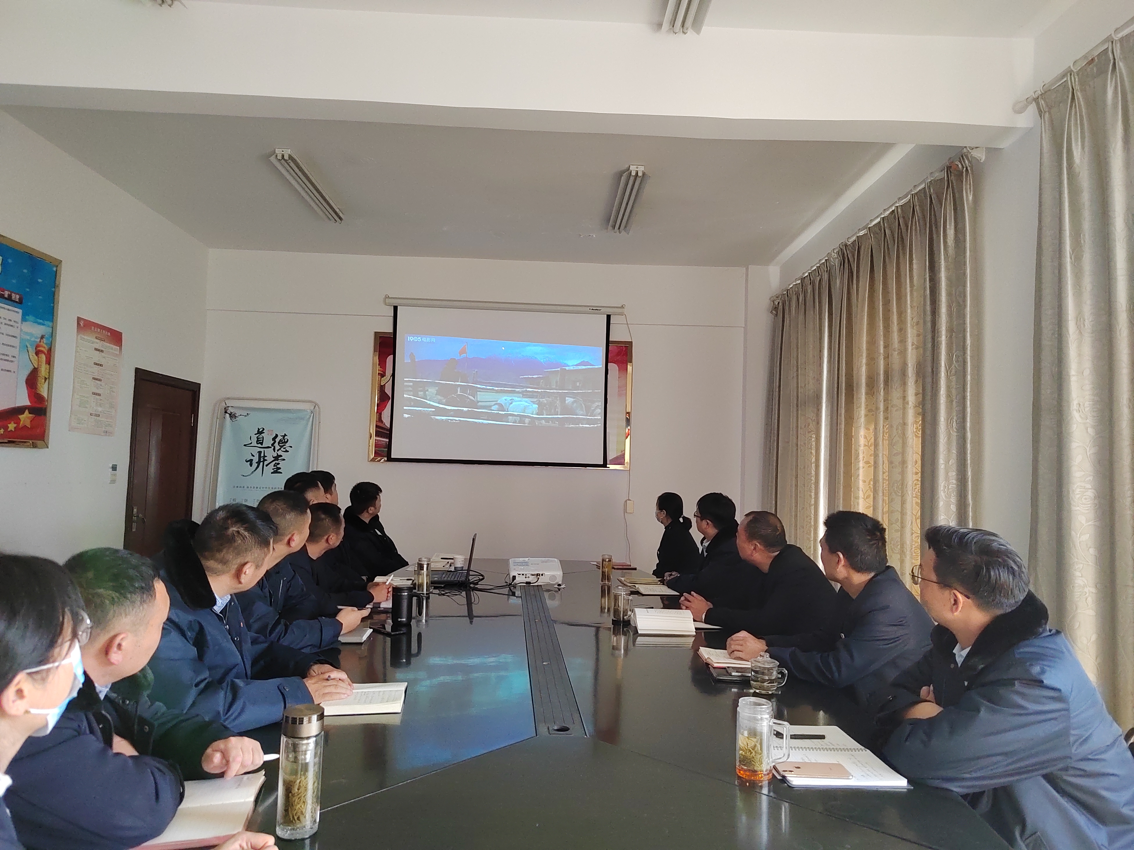 公交集團公交事業二部組織觀看國防教育影片《守邊人》