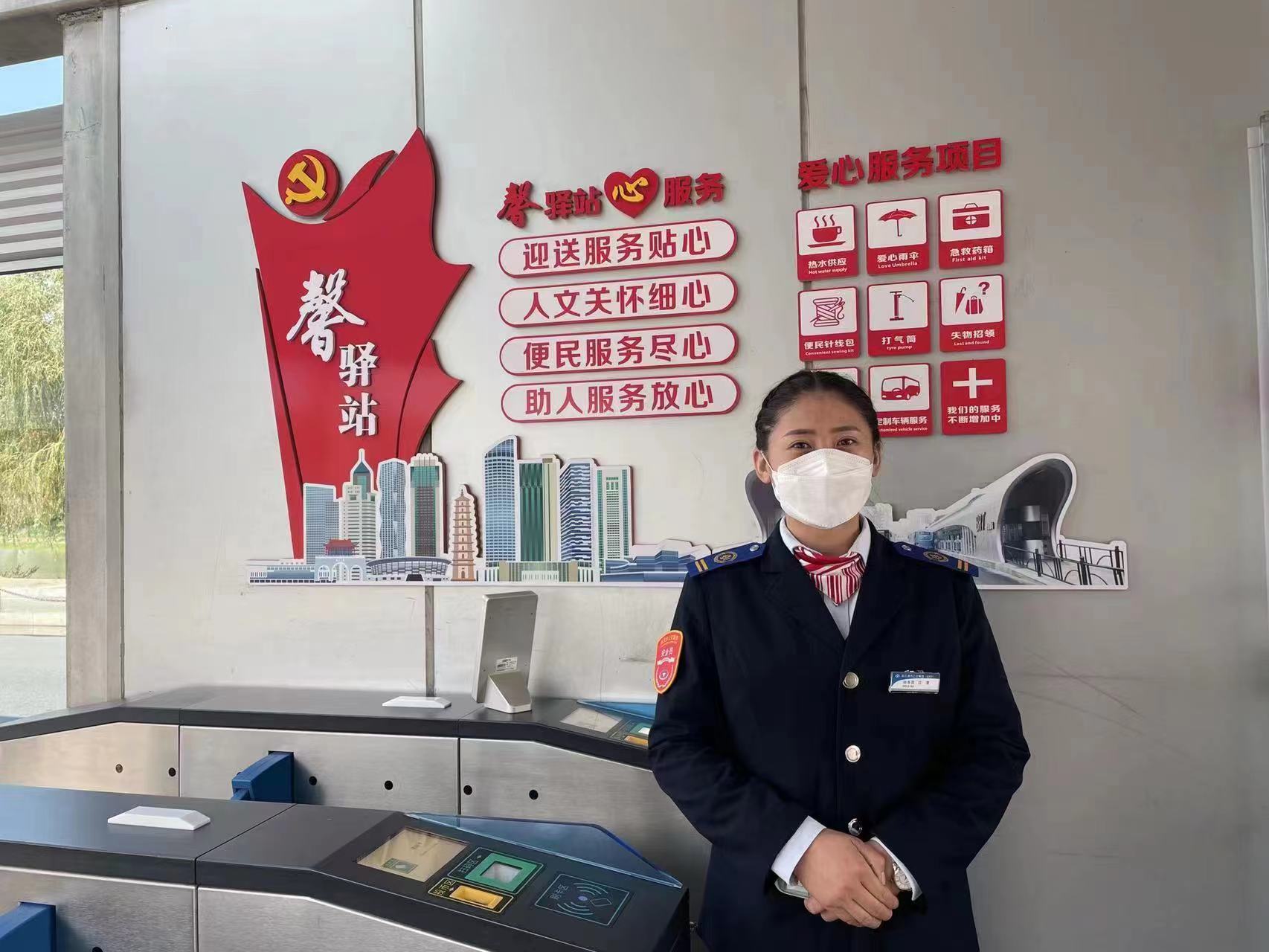 快速公交事業(yè)部站務(wù)員江雪幫助乘客找到丟失的手機(jī)獲感謝