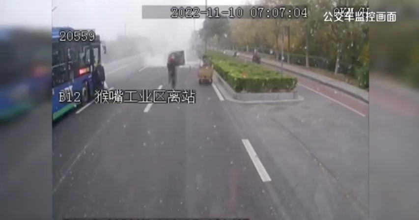 路遇三輪車(chē)上液化氣罐起火 快速公交事業(yè)部?jī)伤緳C(jī)出手齊相救