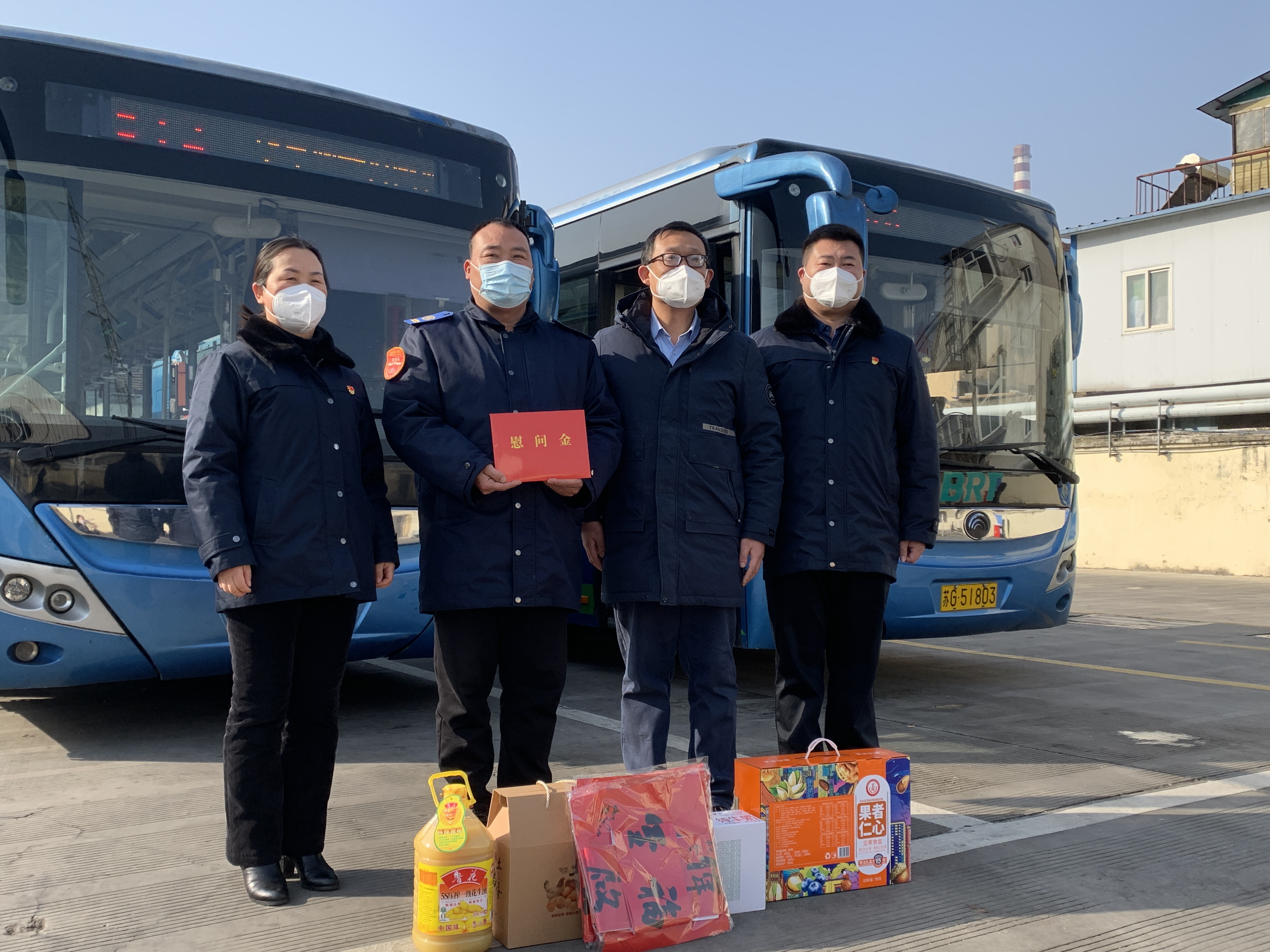 區(qū)委宣傳部副部長、文明辦主任、海州區(qū)委霍部長走訪慰問見義勇為駕駛員龐洪剛