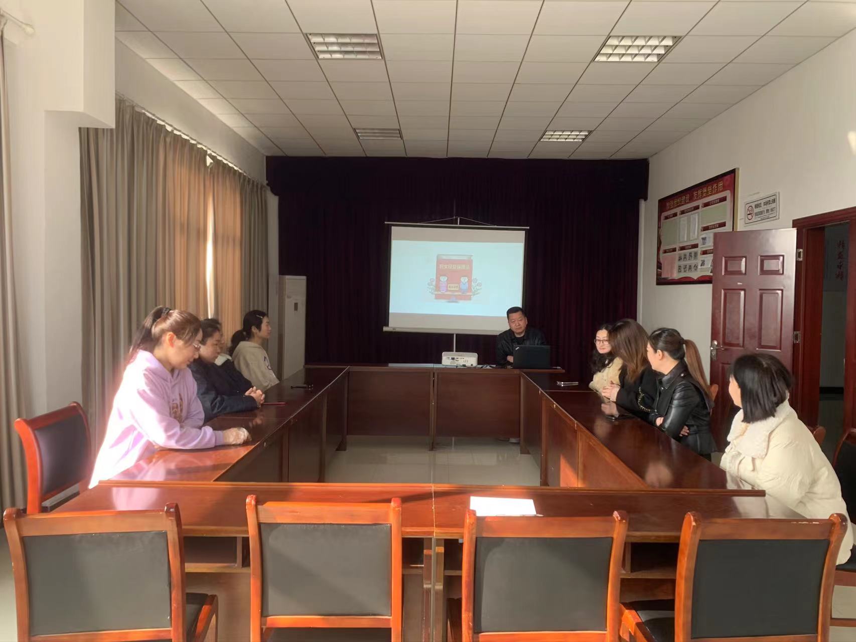 公交機務技術事業部開展女職工普法宣傳 活動——學習《婦女權益保障法》