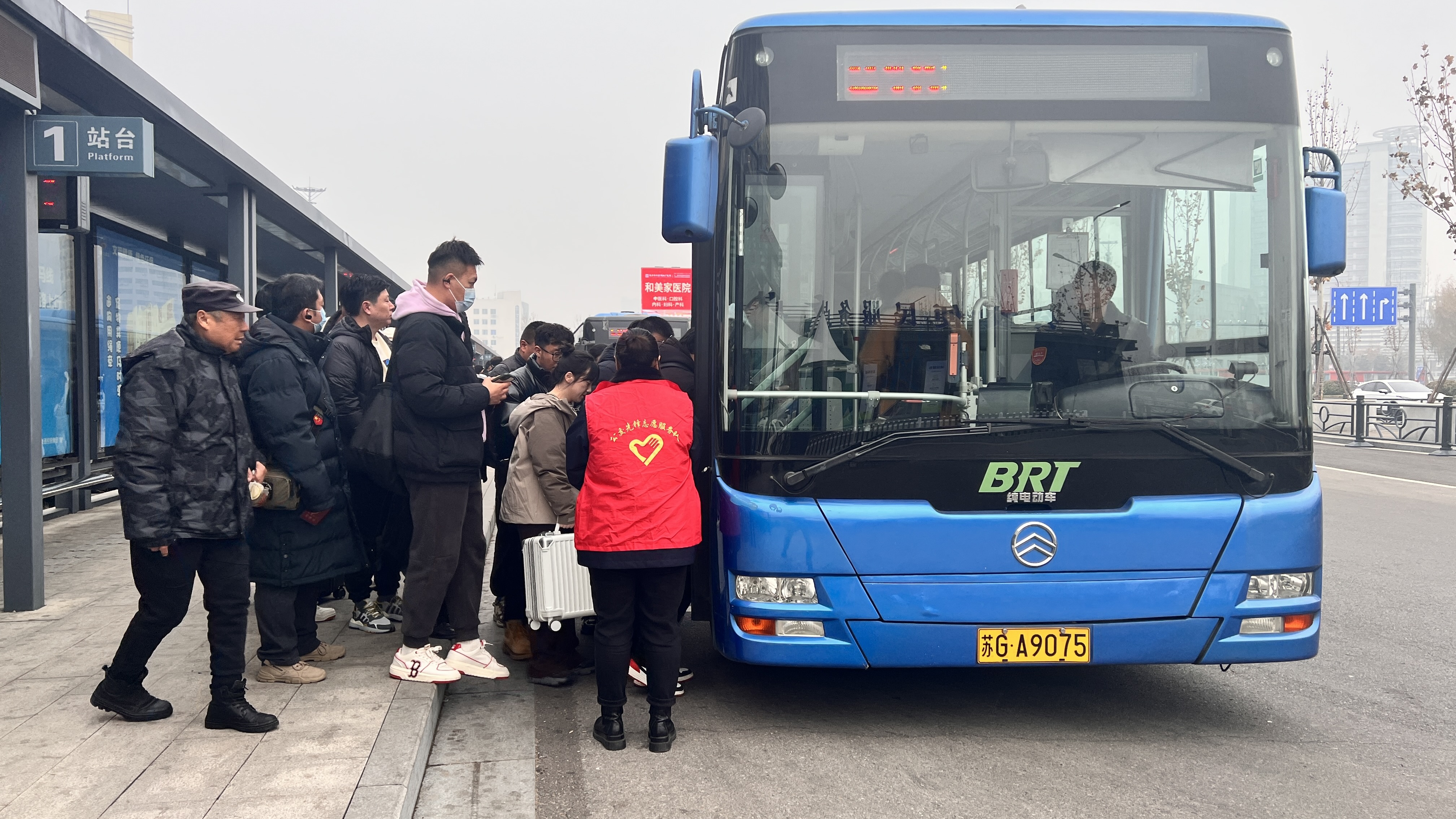 公交集團(tuán)快速公交事業(yè)部持續(xù)做好運(yùn)營(yíng)志愿服務(wù)