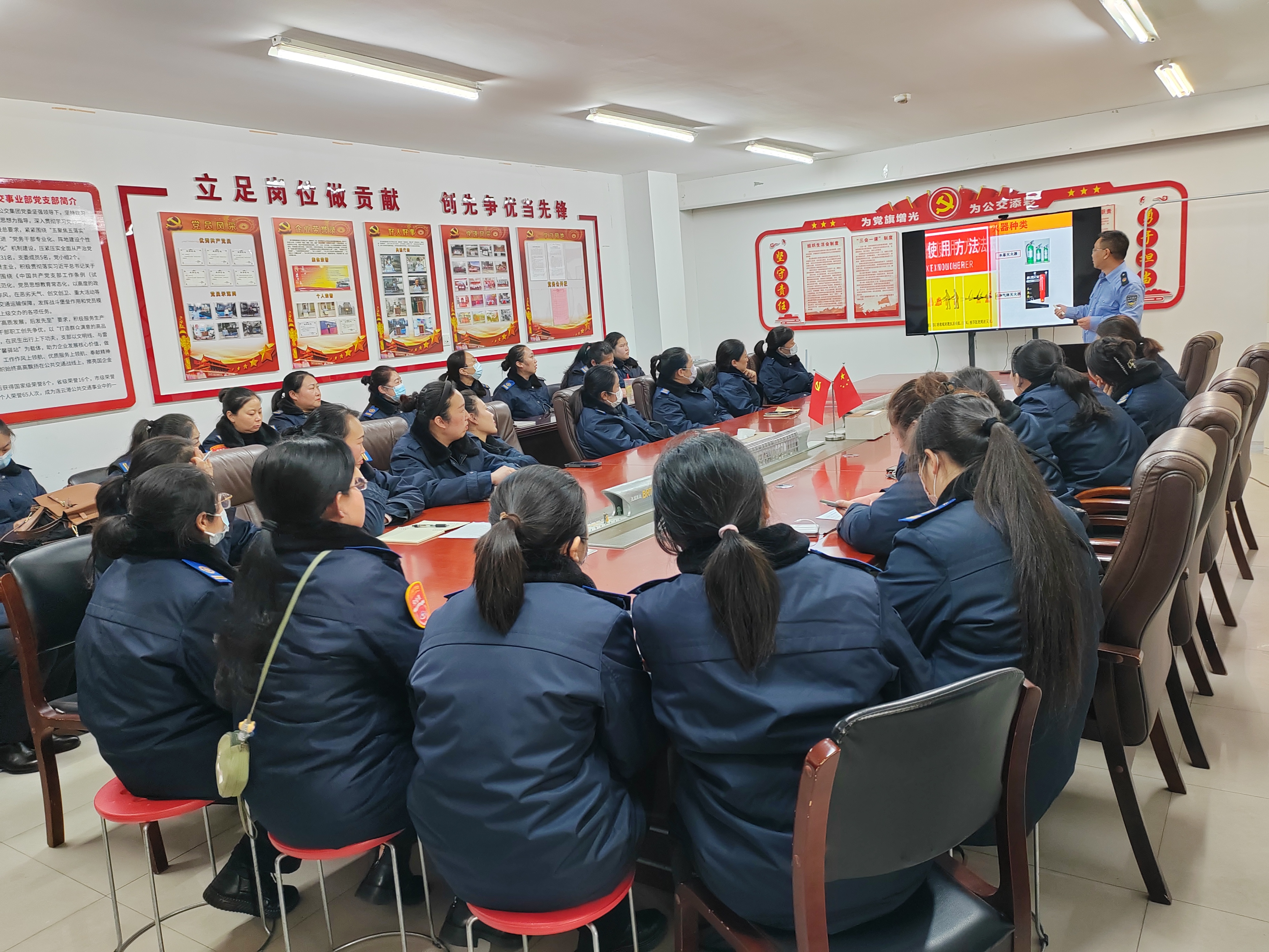 公交集團(tuán)組織站務(wù)員開展“預(yù)防為主，生命至上”消防知識(shí)培訓(xùn)