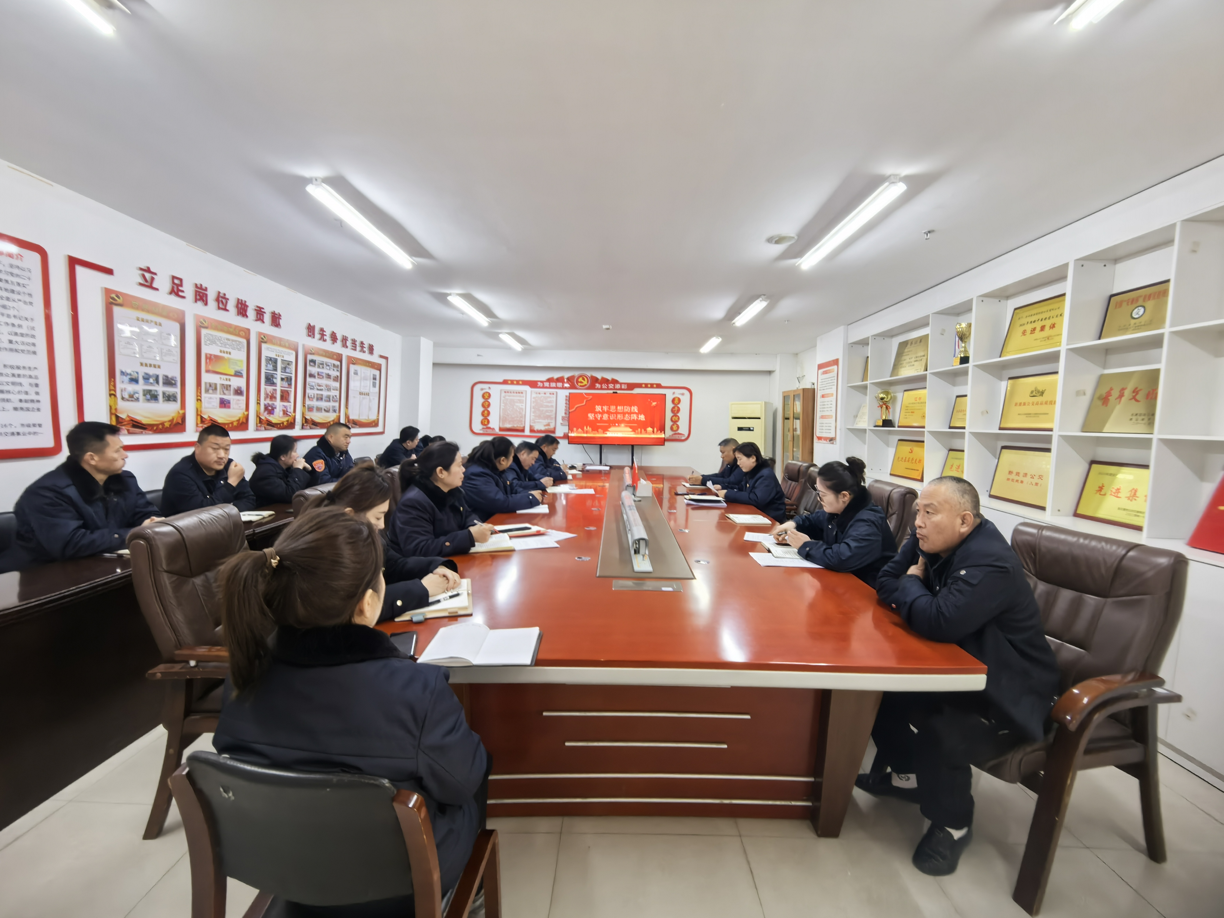 公交集團快速公交黨支部開展《筑牢思想防線 堅守意識形態陣地》專題黨課