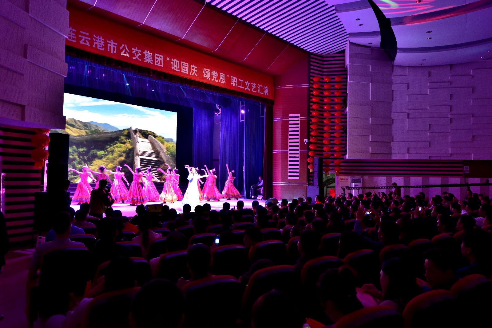 公交集團(tuán)“迎國慶、頌黨恩”職工文藝匯演取得圓滿成功