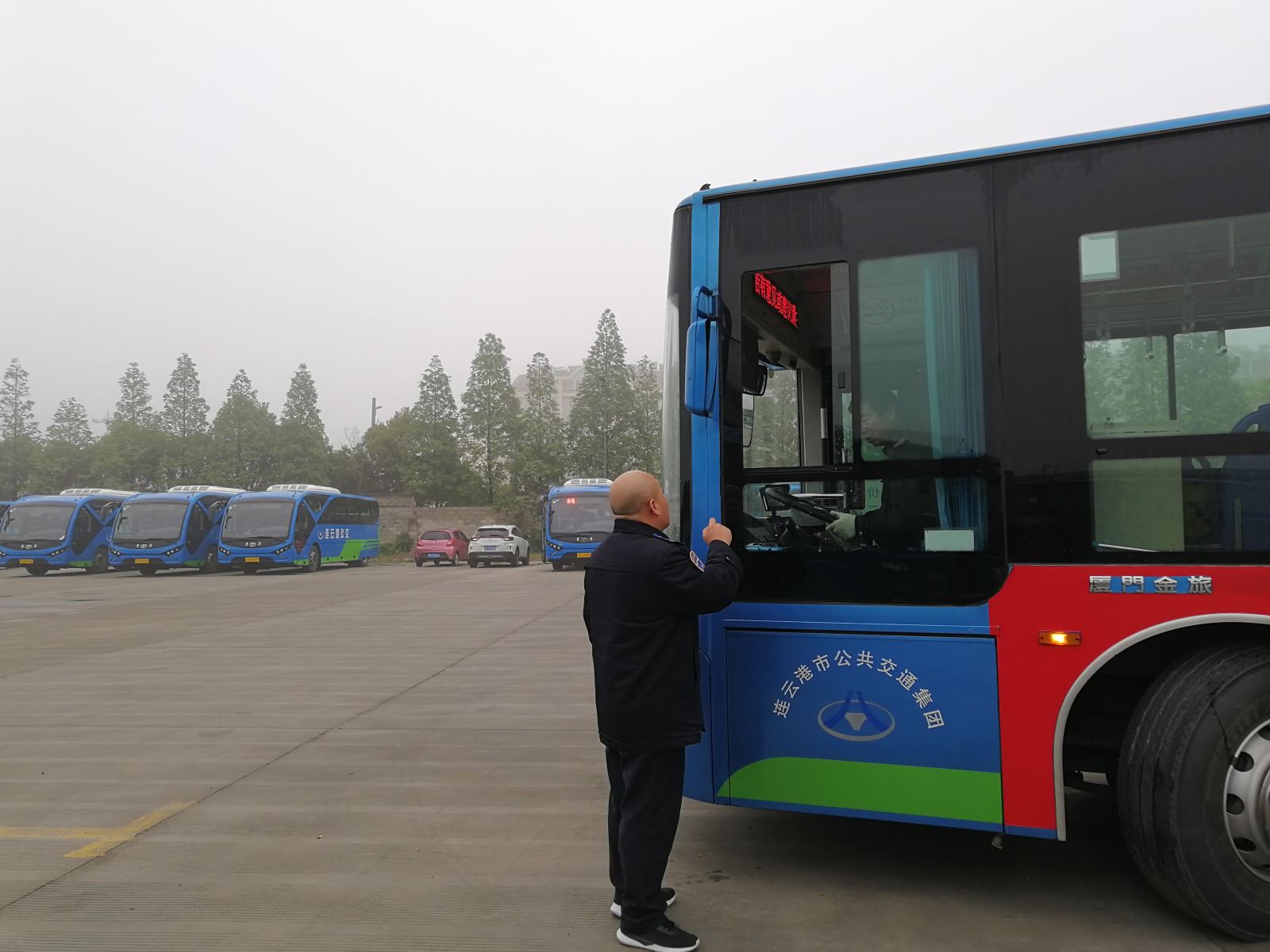 公交集團(tuán)公交事業(yè)一部啟動(dòng)“霧天”應(yīng)急預(yù)案保障正常運(yùn)營(yíng)