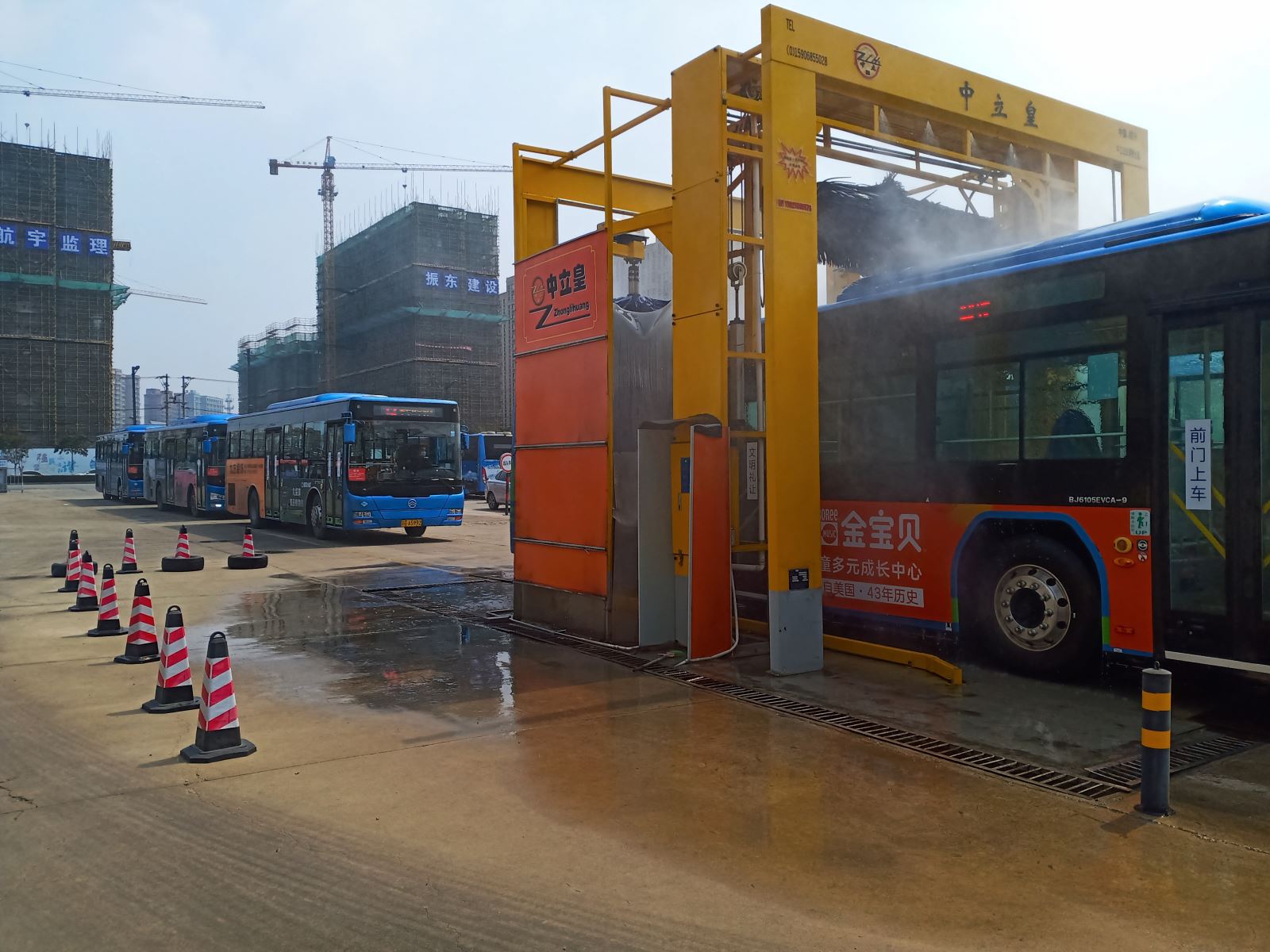 公交集團(tuán)公交事業(yè)一部做好雨停車(chē)凈 營(yíng)造整潔車(chē)廂環(huán)境