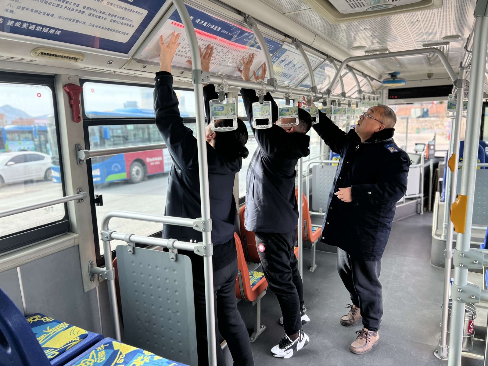 公交集團(tuán)公交事業(yè)一部更換車(chē)內(nèi)線路走向圖方便市民出行