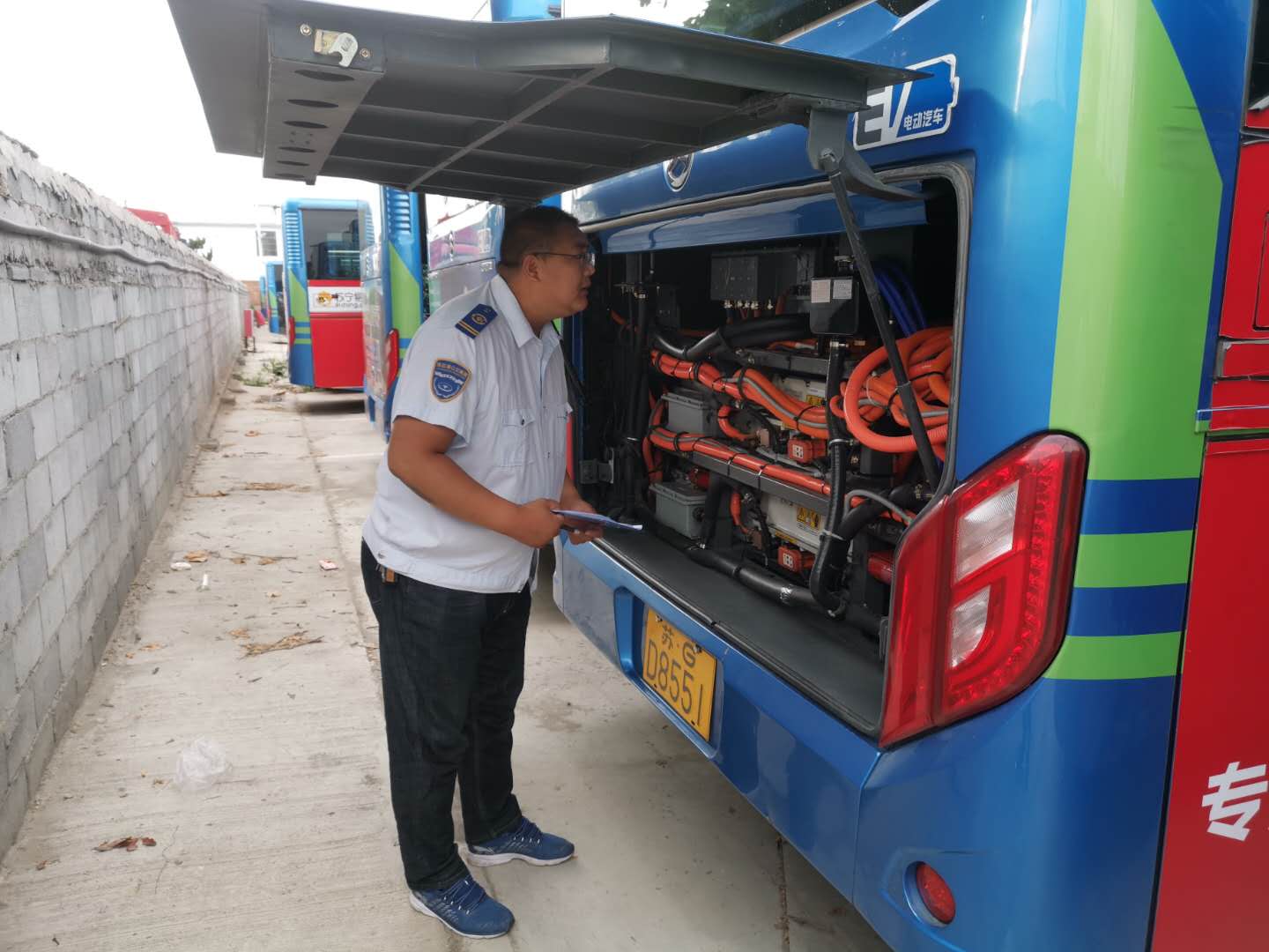 公交集團公交事業(yè)一部開展車輛安全、機務聯合檢查