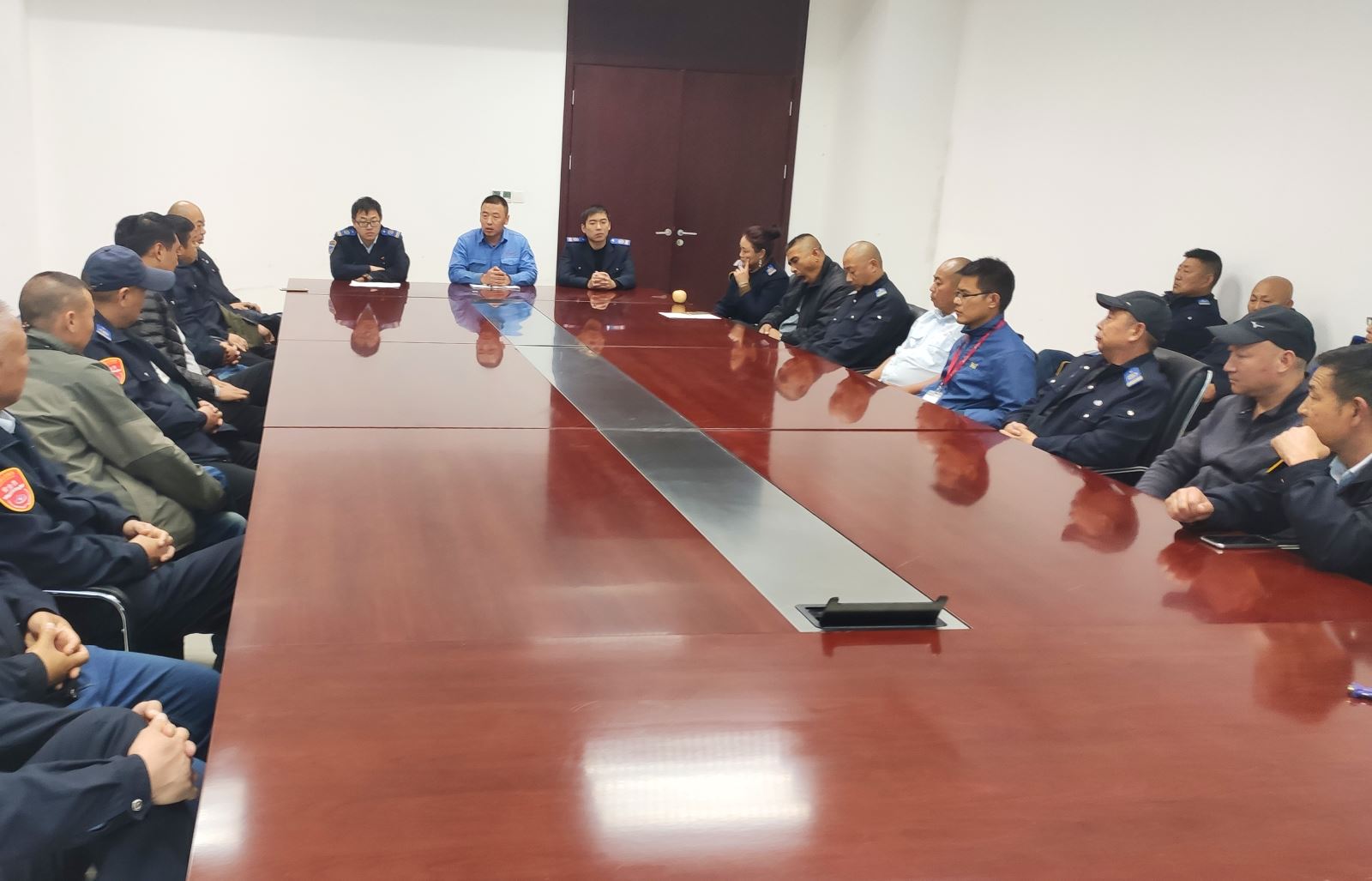 公交集團(tuán)經(jīng)營(yíng)發(fā)展事業(yè)部召開盛虹石化通勤線專題運(yùn)營(yíng)會(huì)