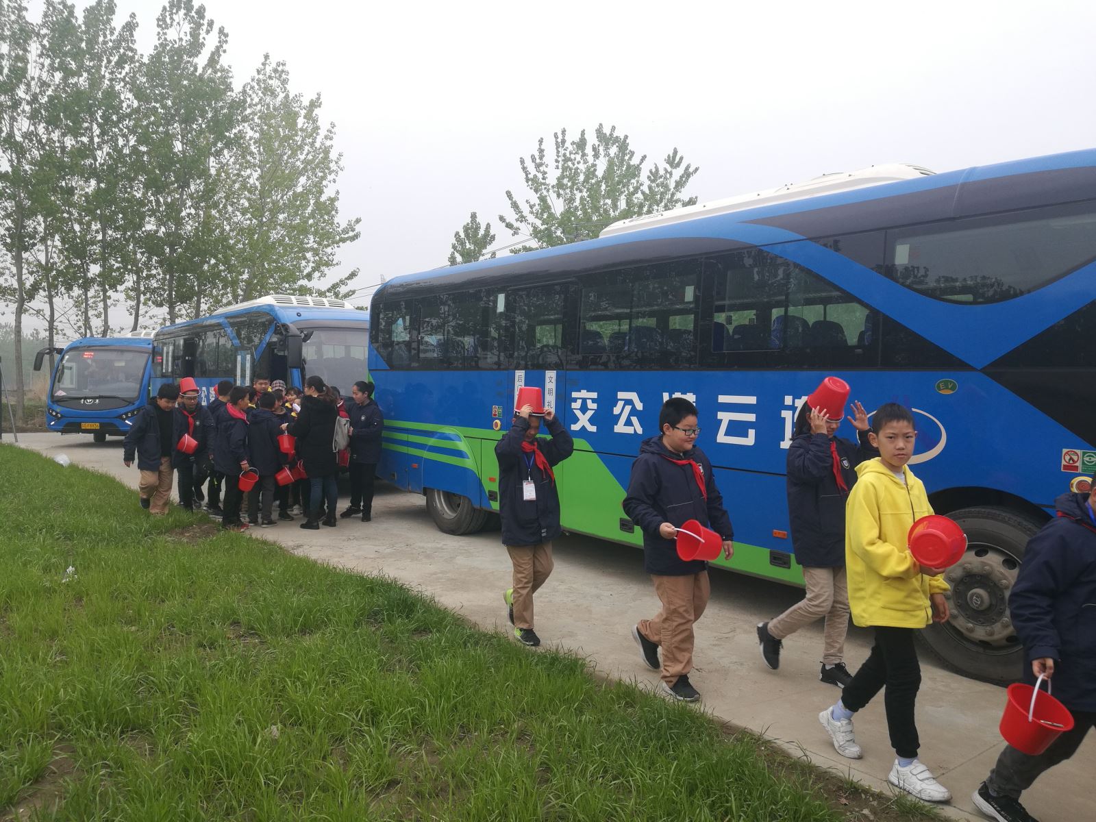 公交集團(tuán)經(jīng)營發(fā)展事業(yè)部圓滿完成市晚報小記者田園采摘活動運輸工作