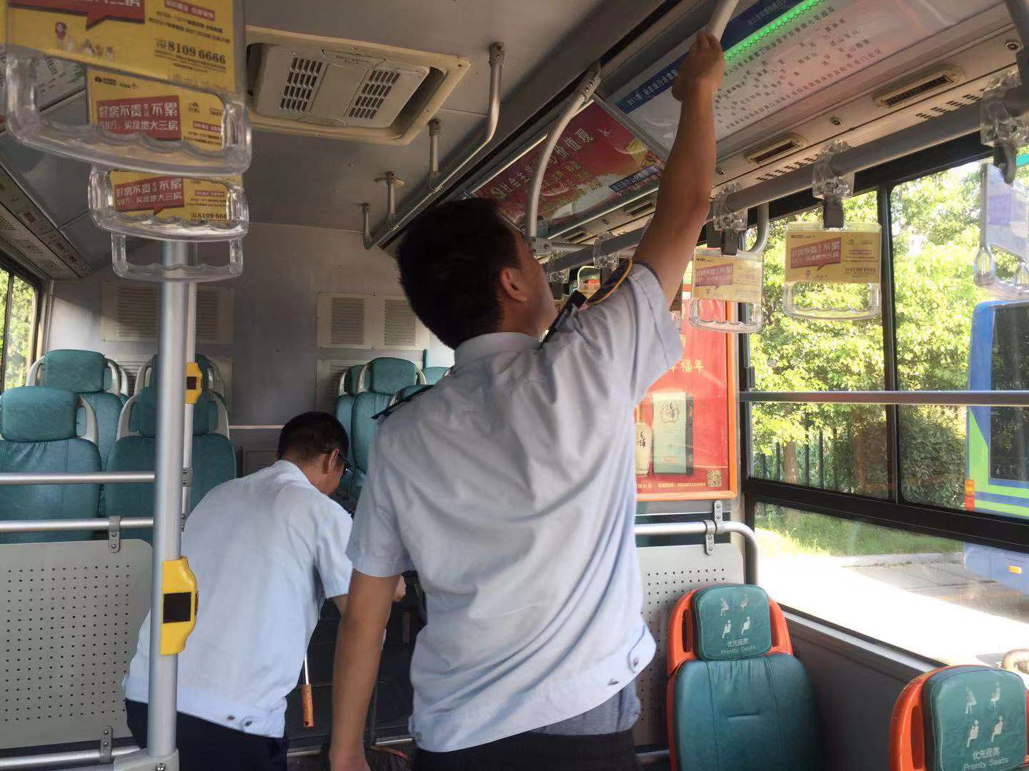 公交集團(tuán)快速公交事業(yè)部開展車輛衛(wèi)生大檢查 做好創(chuàng)文抓手工作