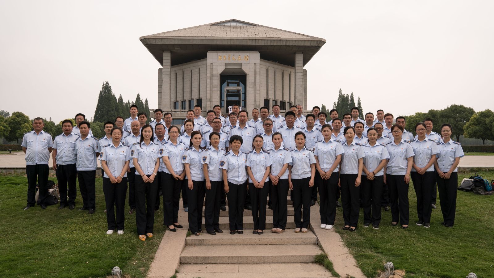 公交集團組織開展黨員干部到周恩來紀(jì)念館參觀學(xué)習(xí)活動