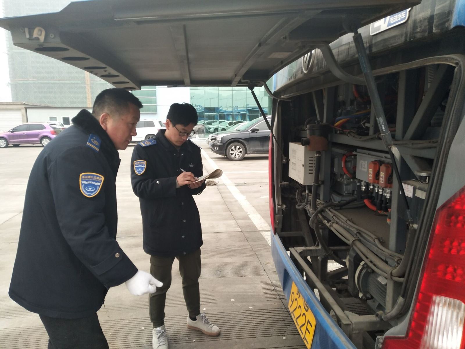 公交集團(tuán)開展所屬運(yùn)營車輛機(jī)務(wù)檢查