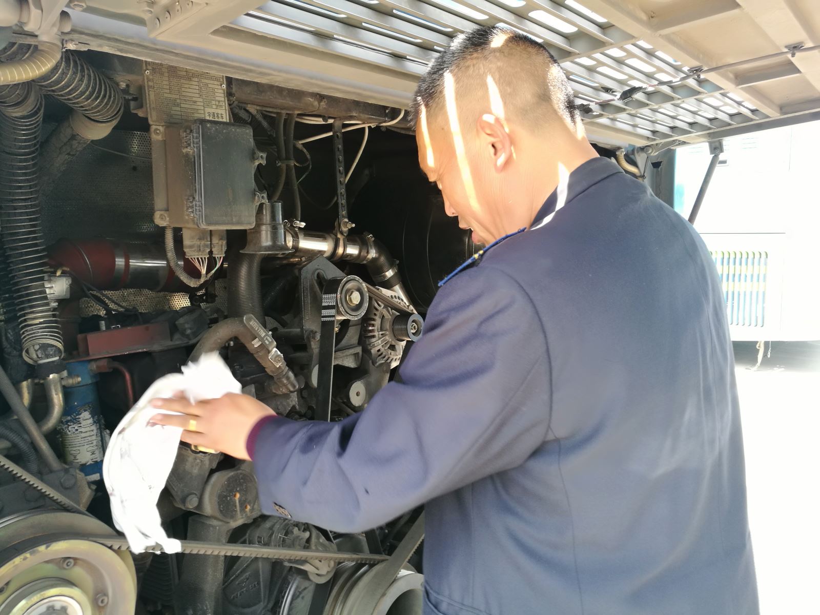 公交集團(tuán)快速公交事業(yè)部積極做好發(fā)動(dòng)機(jī)清洗工作