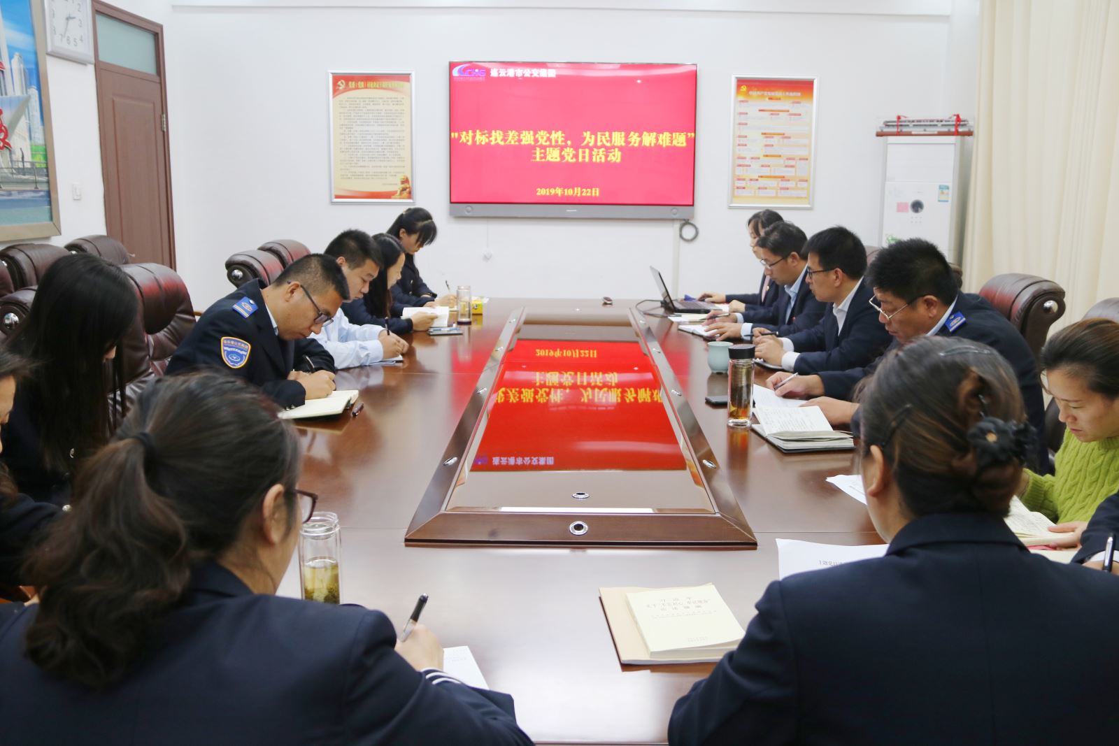 公交集團機關黨總支開展“對標找差強黨性，為民服務解難題”主題黨日活動