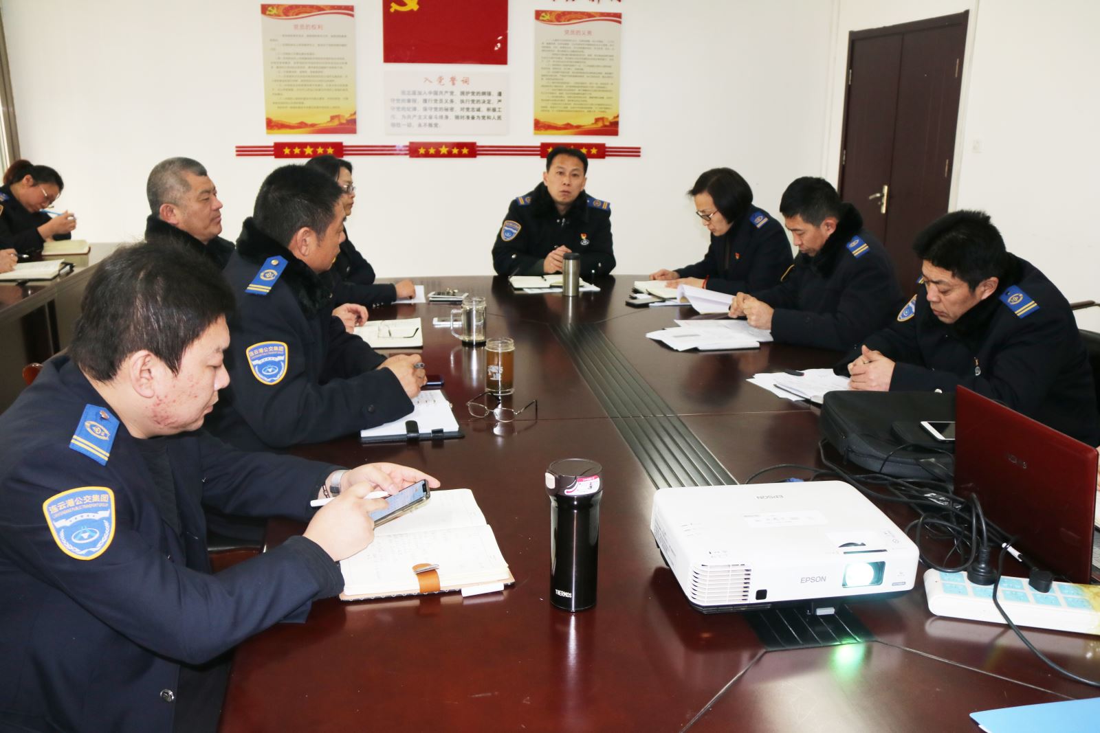 公交集團(tuán)快速公交事業(yè)部召開B1K線運(yùn)營專題會議