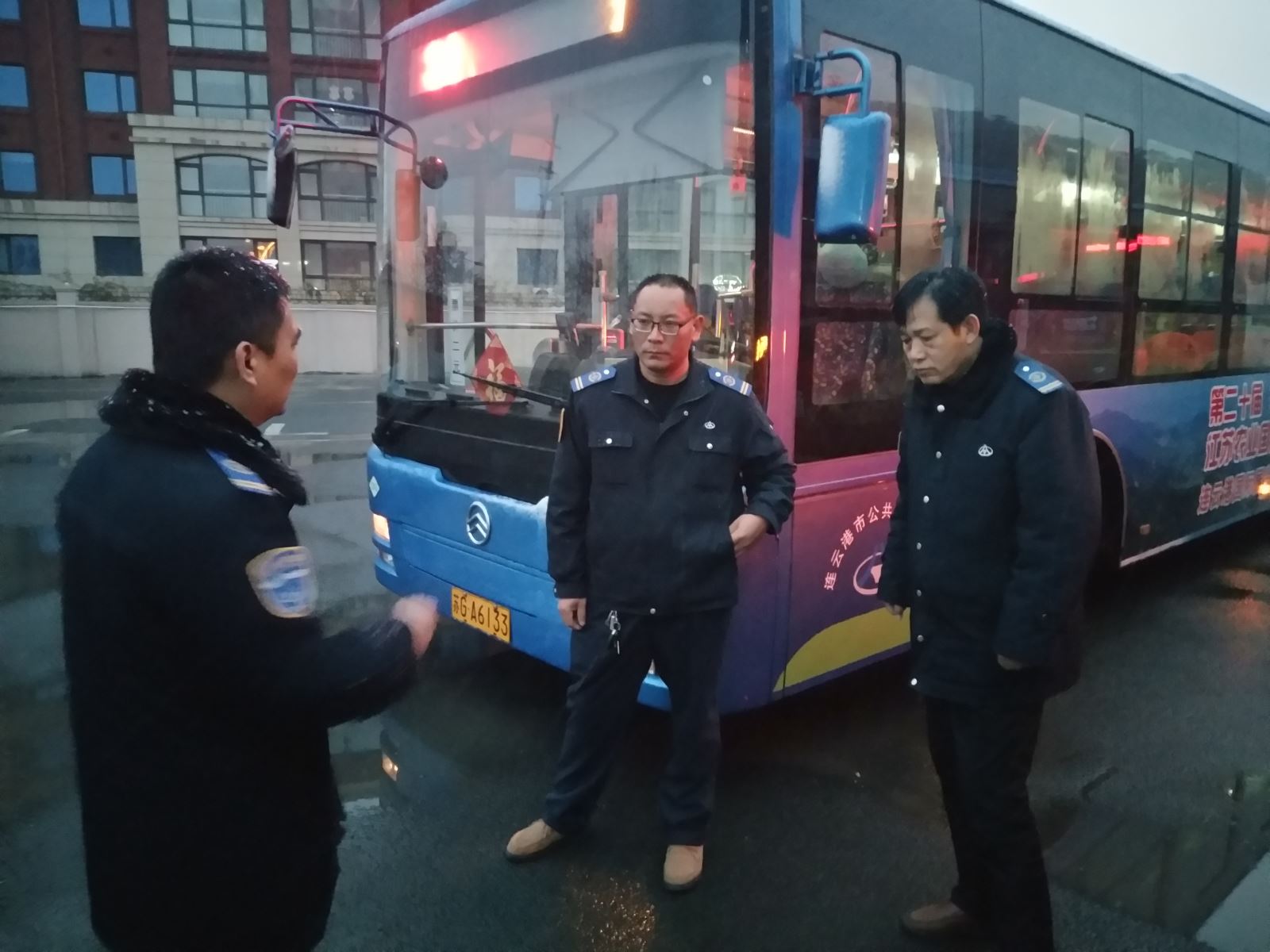 公交集團(tuán)公交事業(yè)二部積極應(yīng)對低溫雨雪惡劣天氣