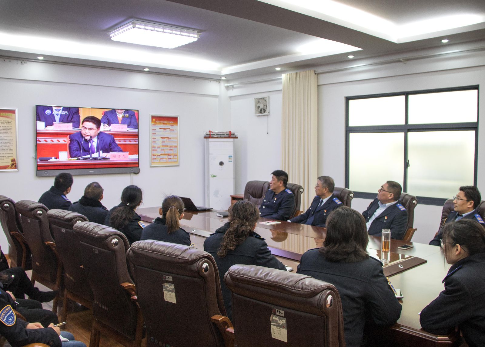 公交集團組織員工收看全市“高質(zhì)發(fā)展、后發(fā)先至”動員大會